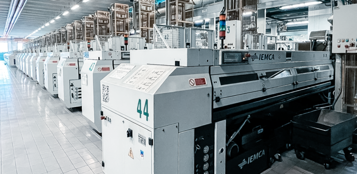 Банк загрузчиков длинных прутков для многошпиндельных станков в цехе