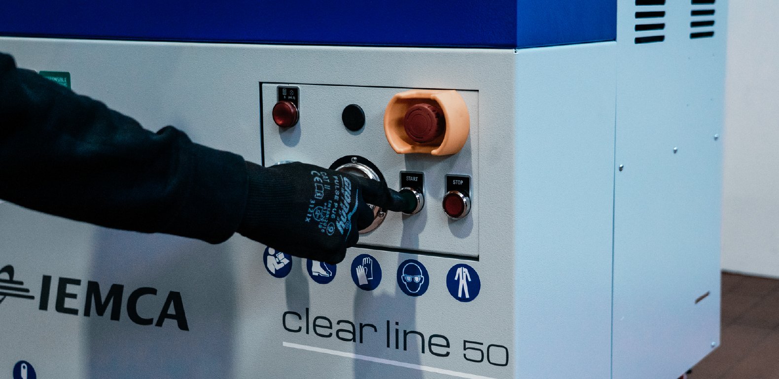 Оператор активирует систему высокого давления Iemca Clear Line 50